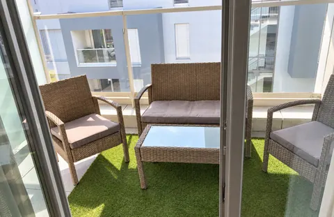 Sitzecke auf der Loggia · CityFlat Wels