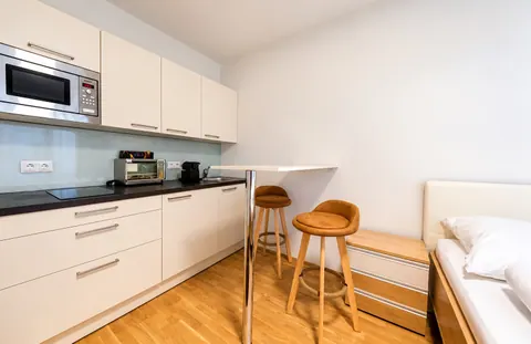 Küche mit Frühstückstheke · CityFlat Wels