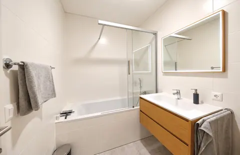 Badezimmer mit Badewanne · CityFlat Wels
