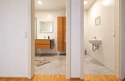 Blick in Bad und separates WC · CityFlat Wels
