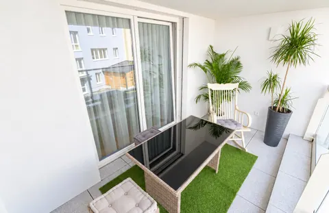 Loggia mit Sitzplatz und Pflanzen · CityFlat Wels