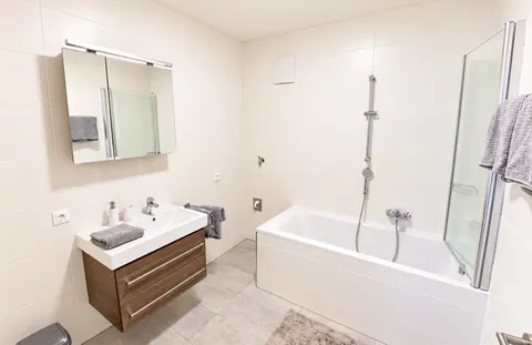 Badezimmer mit Badewanne · CityFlat Wels