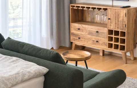 Sitzecke und Holzkommode · CityFlat Wels