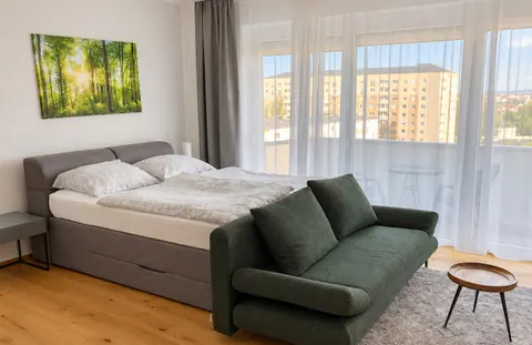 Wohn- und Schlafbereich mit Zugang zum Balkon · CityFlat Wels