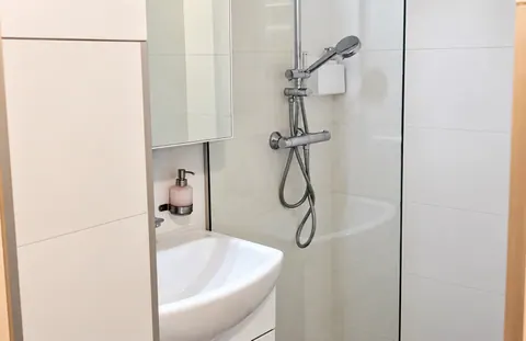 Badezimmer mit Dusche · CityFlat Wels