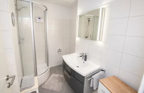 Badezimmer mit Dusche · CityFlat Wels