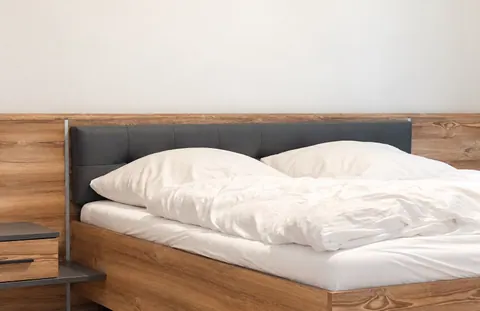 Doppelbett im Schlafzimmer · CityFlat Wels